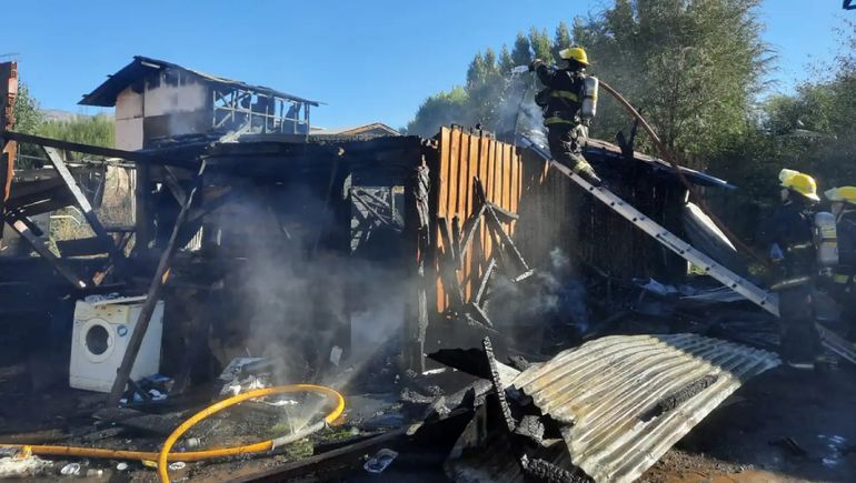 El fuego consumió una casa en San Martín de los Andes