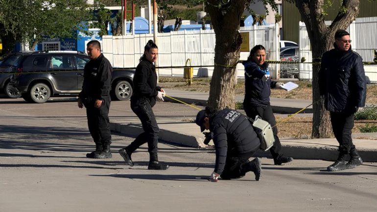 La Policía de Santa Cruz trabaja tras el tiroteo a la sede del SIPGER en Caleta Olivia.