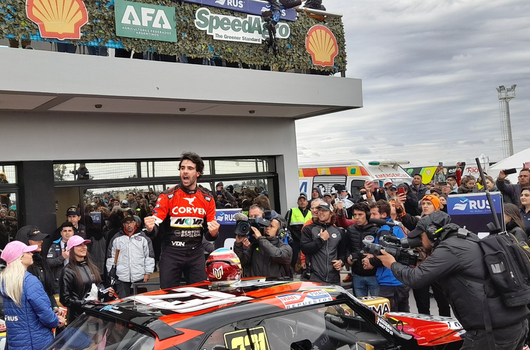 El momento en el que Manu se ubica en el lugar del ganador.