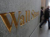 &nbsp;La señal de la calle Wall Street en el muro de la Bolsa de Valores de Nueva York (NYSE). La acción de YPF repuntó tras la caída del jueves.