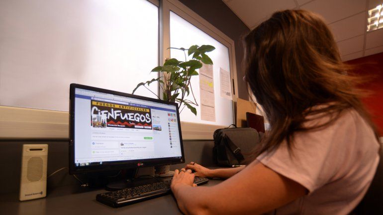 En Neuquén hay al menos seis perfiles en Facebook para adquirir pirotecnia para estas fiestas. Hay para todos los gustos. Nadie sabe dónde la almacenan ni si los productos cumplen con normas de seguridad.