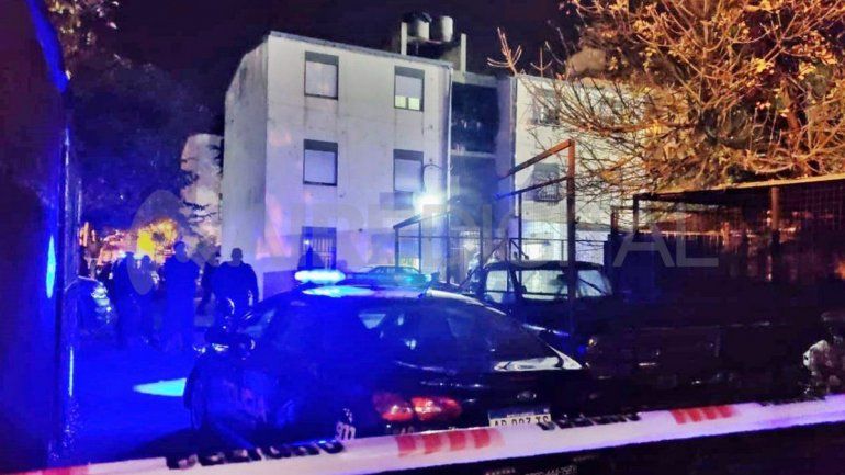 Acribillan desde una moto a una mujer en su casa