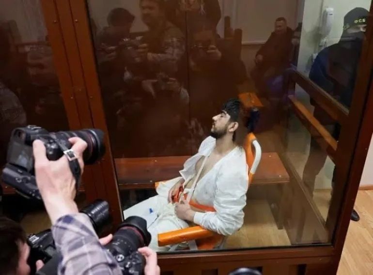 Uno de los terroristas detenidos ante el tribunal, inconsciente Uno de los terroristas detenidos ante el tribunal, inconsciente