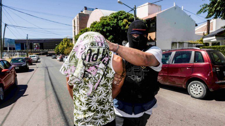 La joven involucrada fue demorada en Don Bosco II junto a un hombre de unos 30 años (izq). El más joven de los detenidos en el Alto tiene 18 años (der).