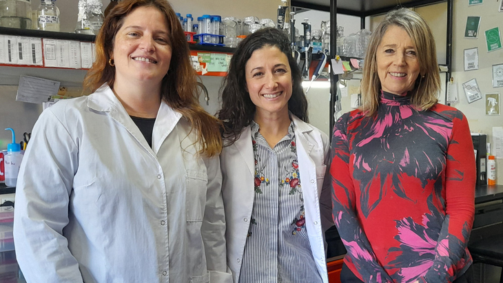 Mariana Ferrero, Magalí Bialer y Ángeles Zorreguieta en el laboratorio. Foto: prensa Conicet Mariana Ferrero, Magalí Bialer y Ángeles Zorreguieta en el laboratorio. Foto: prensa Conicet