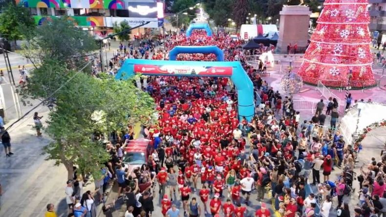 Más de 200 mil personas pasaron por el arbolito en el centro de Neuquén capital. | LM Neuquen Más de 200 mil personas pasaron por el arbolito en el centro de Neuquén capital.