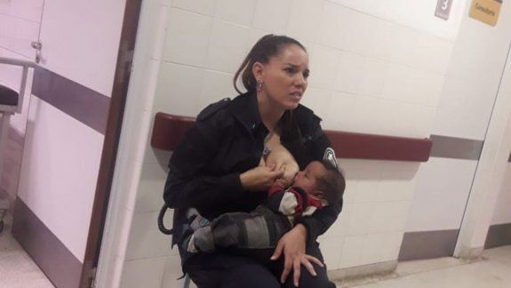 La imagen del gesto de la agente Celeste Ayala se viralizó enseguida.