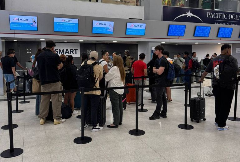 Se quedaron sin viajar en avión desde Neuquén: denuncian sobreventa de pasajes de JetSmart