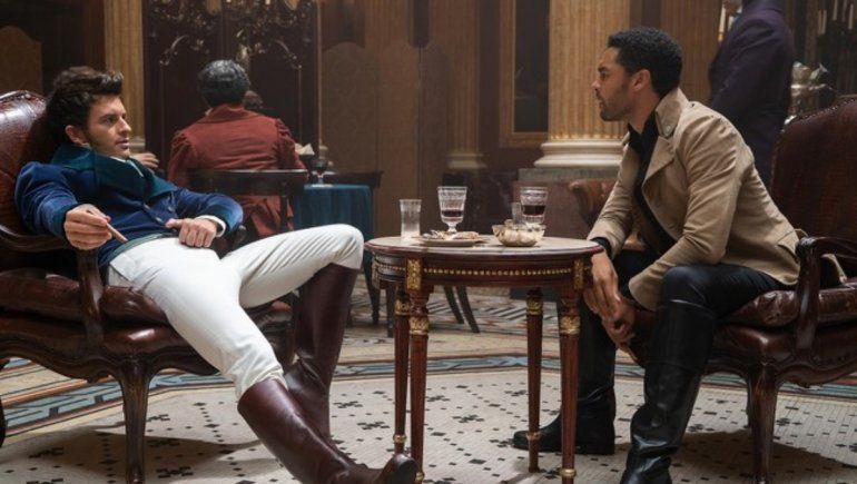 El estadounidense Chris Van Dusen creó la serie Bridgerton basándose en las novelas exitosas de la autora Julia Quinn. El estadounidense Chris Van Dusen creó la serie Bridgerton basándose en las novelas exitosas de la autora Julia Quinn.