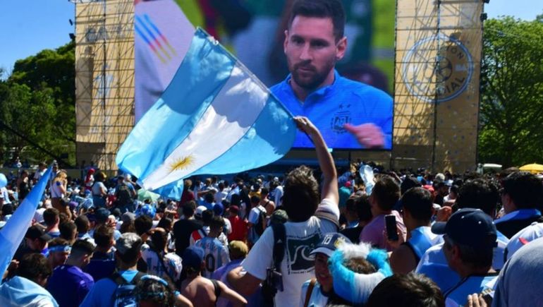 Una cadena televisiva contratará a un hincha para ver los partidos del Mundial a cambio de una suma millonaria