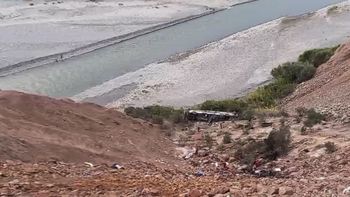 Luego del impacto provocado por un conductor alcoholizado, el micro de dos pisos cayó por un barranco de más de 200 metros. Luego del impacto provocado por un conductor alcoholizado, el micro de dos pisos cayó por un barranco de más de 200 metros.