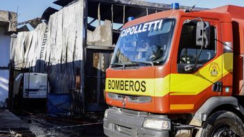 El garage de la imagen separa al depósito de la casa quemada por el siniestro. Foto Anahí Cárdena.