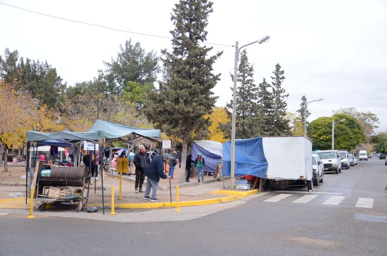 Malestar por una feria que se instala cerca del hospital Heller