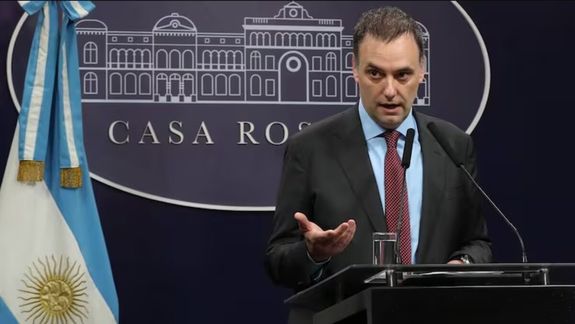 El diputado de La Libertad Avanza defendió a Adorni frente a las denuncias por malversación de fondos públicos.