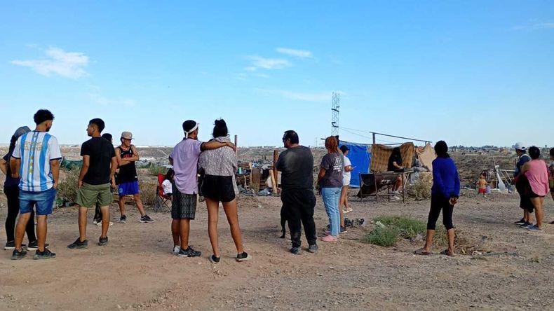 Vecinos de una toma del oeste reclaman ser reubicados ante un inminente desalojo | LM Neuquen Vecinos de una toma del oeste reclaman ser reubicados ante un inminente desalojo