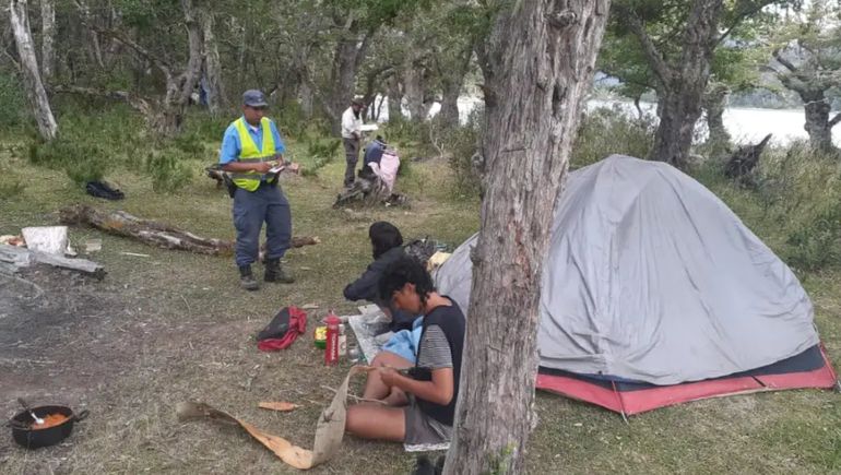 Multan a turistas por acampar en lugares prohibidos en Siete Lagos