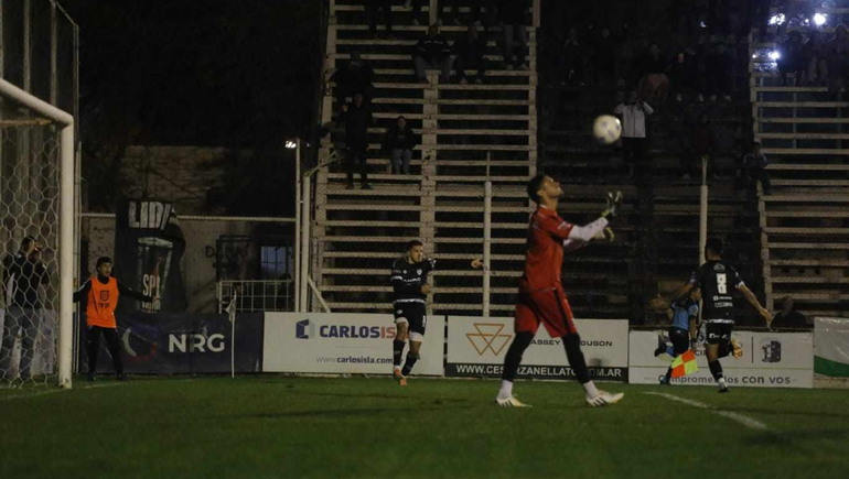 Favio Cabral festeja el primer tanto. A él le cometieron el penal y facturó desde los doce pasos. Fotos: Omar Novoa