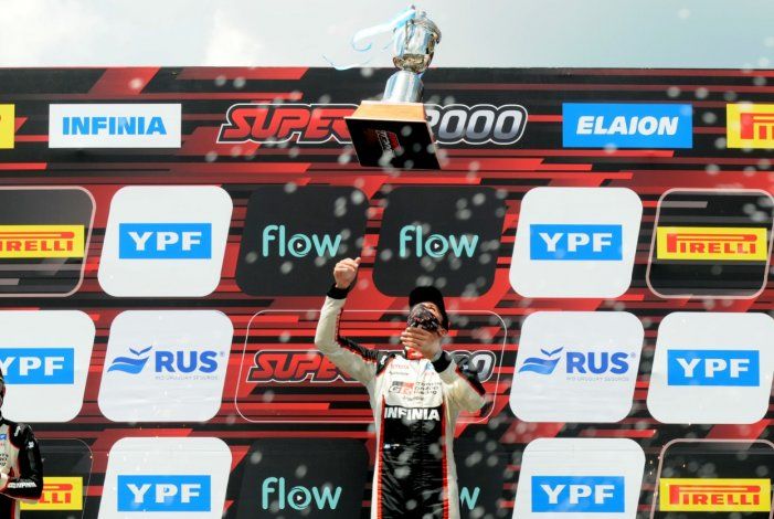 Matías Rossi no ocultó su emoción en el podio luego de consagrarse campeón del Súper TC2000 en el autódromo de Buenos Aires.