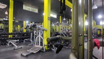 Los testigos del accidente acusan al entrenador del gimnasio por no haber verificado el peso total de la barra. Los testigos del accidente acusan al entrenador del gimnasio por no haber verificado el peso total de la barra.