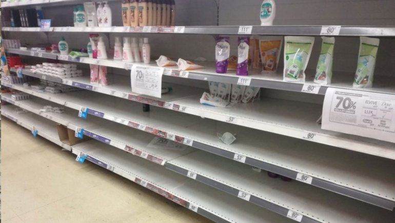 Detectaron un supermercado que tenía alcohol en gel en el depósito y no en góndolas