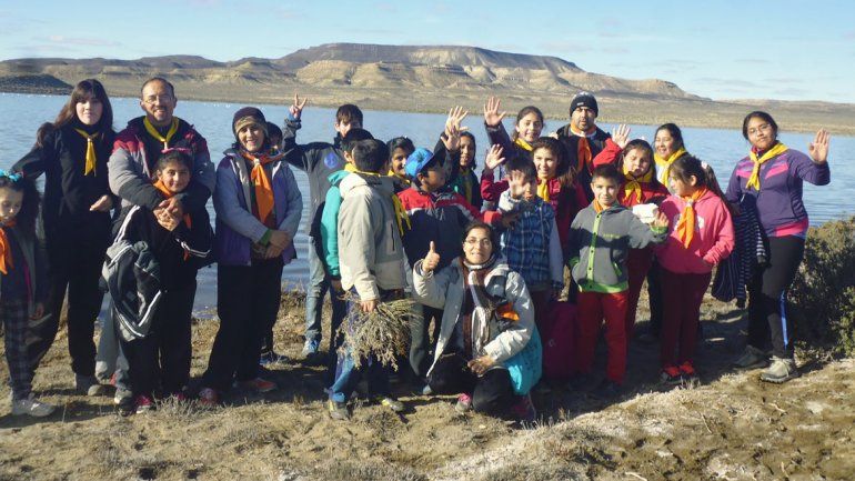 Los chicos recolectaron basura en las márgenes de la laguna.