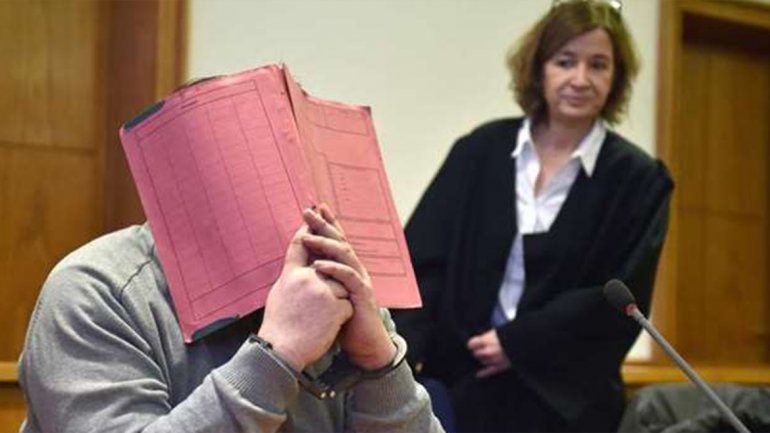 Niels H. se cubrió el rostro en su única aparición pública en los juicios.