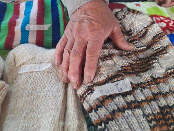 Las manos de Adela hacen magia con sus lanas. 