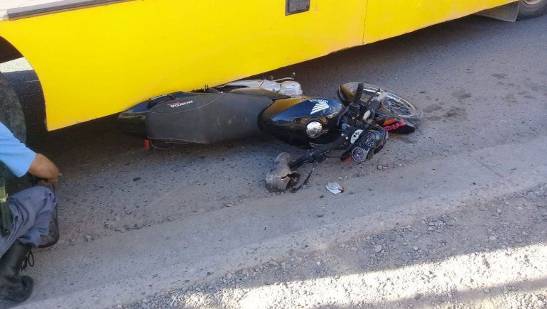 Un motociclista herido tras ser embestido por un colectivo