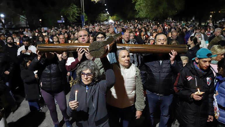 En 22 imágenes: Gran convocatoria del Vía Crucis a la barda en Neuquén