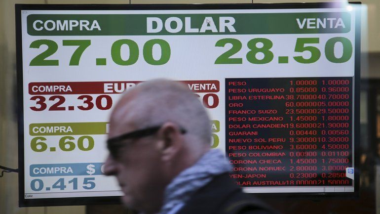El dólar rompió la barrera de los 28 pesos sin intervención del Central