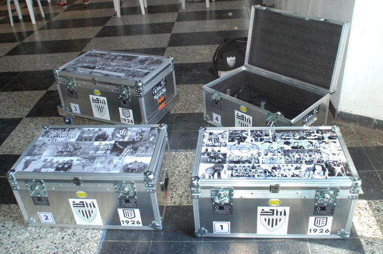 Los nuevos baúles de la utilería de Cipo ploteados con imágenes históricas del Albinegro.