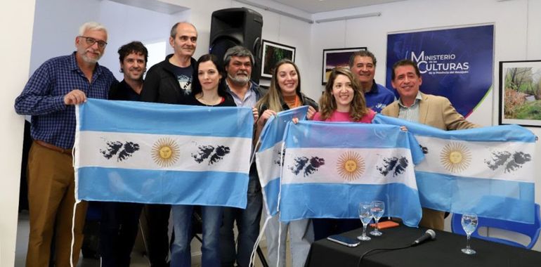 Las tres realizadoras seleccionadas junto a integrantes del Centro de Veteranos de Malvinas de Neuquén.