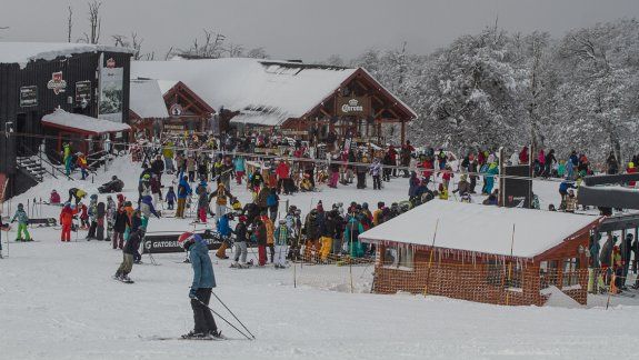 Más de 70 mil esquiadores disfrutaron de las pistas del complejo de esquí de Chapelco en San Martín de los Andes, superando las cifras registradas durante el invierno del año pasado.&nbsp;