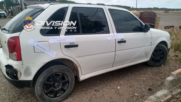 La Policía detuvo al delincuente prófugo y, además, secuestró el auto en el que circulaba. 