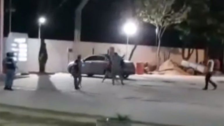 Filman a un concejal pegándole con un palo a una mujer