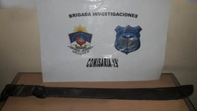 Fue detenido tras intentar atacar a su vecina con un machete