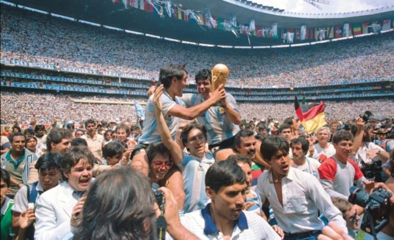 Gustavo Ripke dando la vuelta junto Diego Armando Maradona y Pedro Pasculli tras la consagración en México 86.