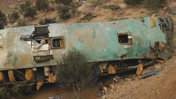 Al menos 35 muertos al caer un colectivo por un abismo