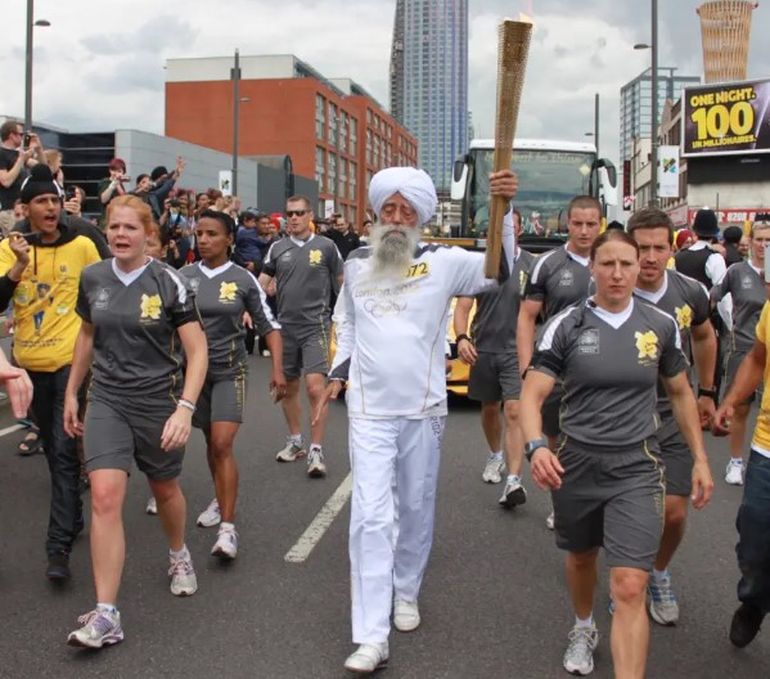 Fauja Singh portó la antorcha olímpica en los Juegos de Londres 2012, año en que anunció su retiro definitivo como maratonista. Fauja Singh portó la antorcha olímpica en los Juegos de Londres 2012, año en que anunció su retiro definitivo como maratonista.