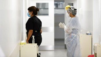 si sigue asi, tendremos que elegir a quien dar un respirador si sigue asi, tendremos que elegir a quien dar un respirador