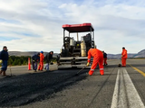 Operarios trabajando en la pista del Aeropuerto Chapelco.