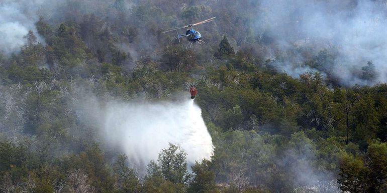 El incendio en la zona del área protegida Quillén está descontrolado