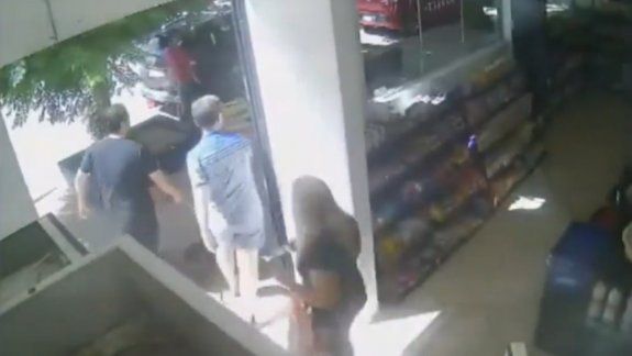 A las piñas por un celular en pleno centro neuquino