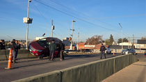 de no creer: asi quedo un auto en uno de los puentes de alta barda sobre ruta 7