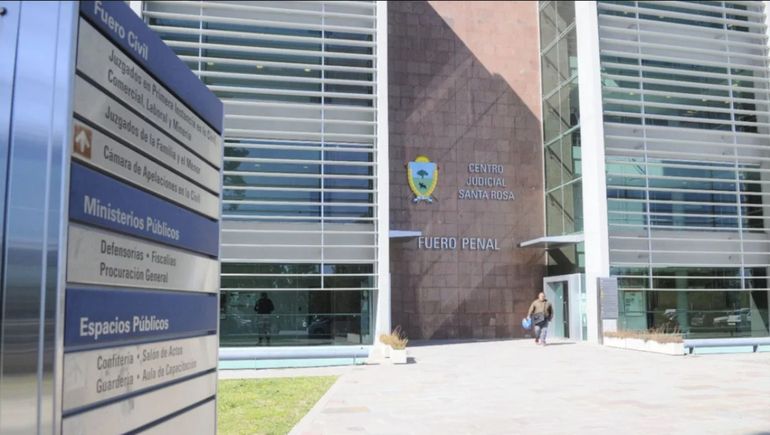 La Justicia de La Pampa homologó los acuerdos que cerraron fiscales, abogados defensores y los propios condenados, que en ambos casos admitieron los cargos. La Justicia de La Pampa homologó los acuerdos que cerraron fiscales, abogados defensores y los propios condenados, que en ambos casos admitieron los cargos.