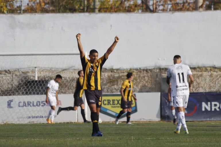 El festejo del tercer gol de Santamarina en La Visera ante Cipo.