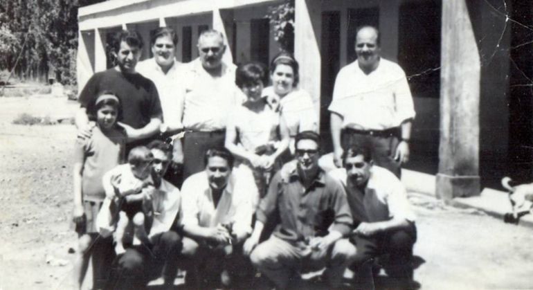 Familia La Banca en la colonia ferroviaria.
