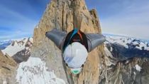 El video del salto BASE en el Fitz Roy muestra las paredes verticales del cerro y los glaciares de la Patagonia en un día de cielo despejado y brillante. El video del salto BASE en el Fitz Roy muestra las paredes verticales del cerro y los glaciares de la Patagonia en un día de cielo despejado y brillante.