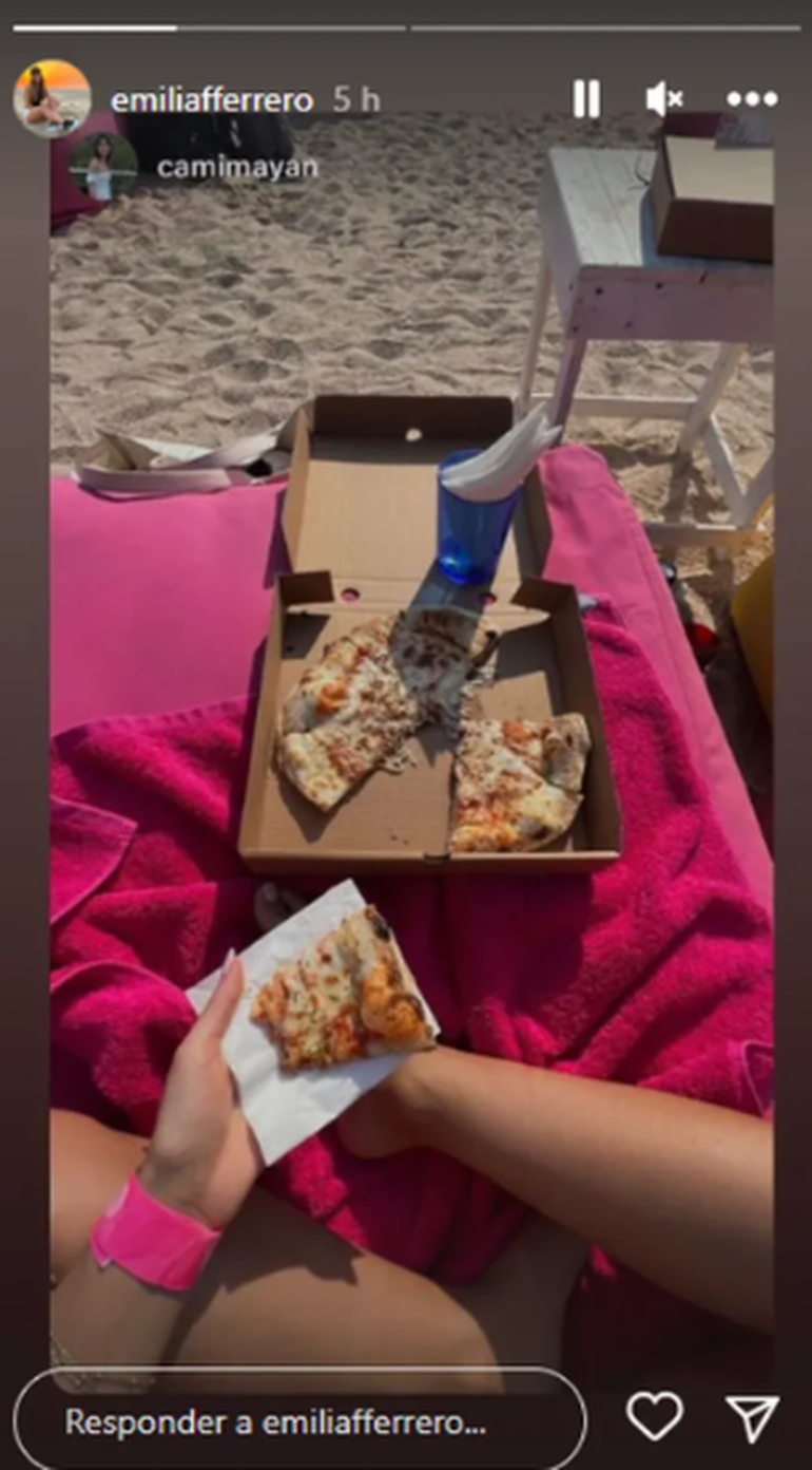 Sencillas, Emilia y Camila Mayán compartieron una pizza frente al mar.