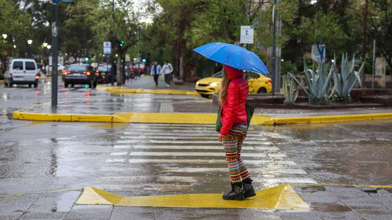 Una tormenta aislada con granizo incluído azotó a la región. | LM Neuquen Una tormenta aislada con granizo incluído azotó a la región.